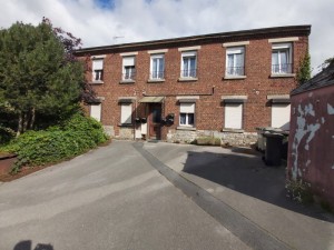 Immeuble de rapport individuel compos de 4 logements lous (60, 40, 60 et 76 m hab.), avec cour macadam, parking 
Couverture en ardoise rcente, CC gaz - 10 ans.
Rentabilit brute d'env. 21 000.00  / an
Charges en sus (renseignements en Agence)
Appt 1 compos d'une pice de vie, cuisine, 1 ch, SDB & wc, cave.
Appt 2 compos d'une pice de vie, cuisine, 1ch, SDB & wc.
Appt 3 compos d'une pice de vie, kitchenette, ch en mezzanine, SDb & wc.
Appt 4 compos d'une pice de vie, cuisine, 2 ch., SDB & wc
Rentabilit brute annuelle d'environ 21 000.