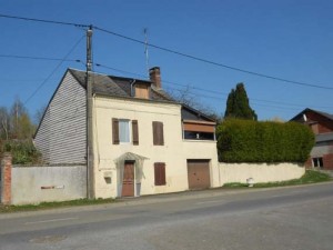 Maison Individuelle situe au coeur du Village :
En rez de chausse : Cuisine et Cave.
A l'Etage : Grande pice palire desservant un salon, une chambre, une salle d'eau et un toilette.
Belle vranda avec accs sur une terrasse et un joli terrain.
Au deuxime tage : Palier bureau et une chambre.
Dpendance dans le jardin.
Garage.
Chaudire lectrique rcente, Fentres double vitrage PVC.
