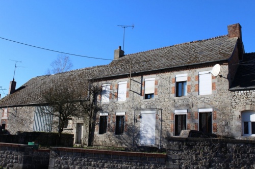 Maison en Pierre avec Grange attenante en retrait de la route !
Hall d'Entre, Sjour, Salon, Cuisine Equipe, Salle de Bains avec douche et baignoire, wc.
A l'Etage : Palier, quatre Grandes Chambres et dressing.
Cave Vote.
Grenier Amnageable.
Terrain.
La grange peut accueillir plusieurs vhicules!
Appeler au 03.27.64.05.06
agence de Pont sur Sambre