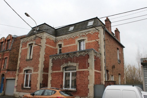 Maison de Caractre avec garage et terrain.
Au rez-de-chausse : Hall d'Entre, Salon Sjour, Cuisine avec Coin Repas, Bureau, wc.
A l'Etage : Palier avec placard desservant Trois Chambres dont une avec accs  la Salle de Bains, wc.
Au second Etage :Trois Chambres dont une trs grande.
Cave.
A Noter : Maison aux pices lumineuses, 2 accs au terrain situ  l'arrire, huisseries en PVC DV, toiture rcente.
APPELER AGENCE DE PONT SUR SAMBRE AU
03.27.64.05.06