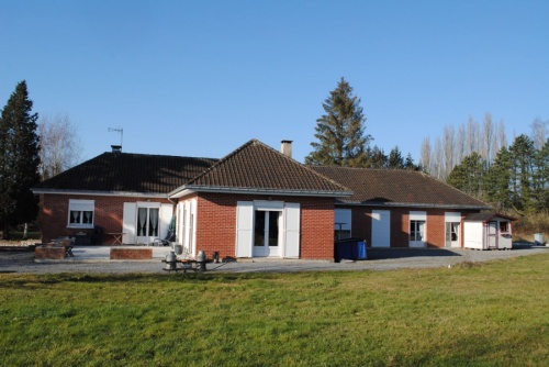 Pavillon individuel de plain pied en briques implant sur 75 ares de terrain proche de tout!
Magnifique hall dentre desservant un vaste salon/sjour de 50 mbaign  de lumire avec insert ,une cuisine quipe hyper lumineuse,une buanderie, un bureau, un espace nuit compos de 4 chambres avec chacune une baie vitre donnant accs au jardin, une SDB, une salle d'eau et lingerie.
Un dgagement offrant point d'eau et wc vous conduit au sous sol intgral.
Terrain arbor sans vis  vis cltur avec parking privatif,terrasse de 30m plein sud.
Chaudire neuve,DV PVC rcents.









