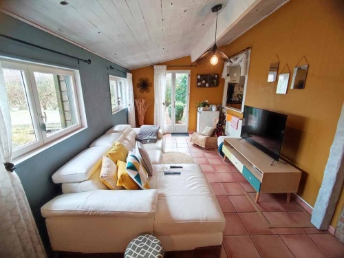 Jolie maison de plein pied individuelle de 110 m situe  proximit de la foret 

Compose d'une entre, salon, sjour, cuisine quipe, salle de bain, WC, buanderie, 3 chambres, dressing. 

Garage 2 voitures,terrasse,dpendances.

Bti sur un terrain cltur et arbor de 1189m 