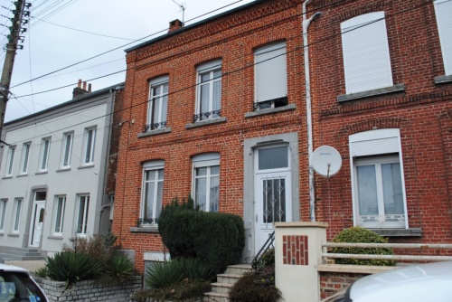 Maison en briques avec jardin en centre ville, proche de tout  pieds!
RDC: Hall d'entre, salon/sjour, bureau ou chambre, cuisine, WC avec point d'eau.
1er tage: Palier desservant 3 chambres ,dont une avec SDB.
2em tage: 1 chambre et grenier amnageable.
jardin, cave,petit garage (pour moto, remorque..)

Travaux  prvoir.
DPE en cours

