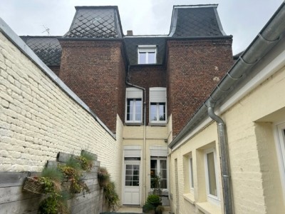 Sduisante Maison Mitoyenne idalement situe dans le centre ville. 
Au rez-de-chausse : Hall d'Entre, Sjour Salon, dgagement vers Cuisine Equipe avec accs sur la terrasse, Salle d'eau et WC. 
Au 1er Etage : Couloir desservant deux grandes Chambres et un Dressing. 
Au 2 me Etage : Couloir desservant une Salle d'Eau avec wc, deux grandes Chambres et une petite pice pour atelier ou dressing. 
Jolie terrasse amnage et Jardin compltement clos sans vis  vis !
