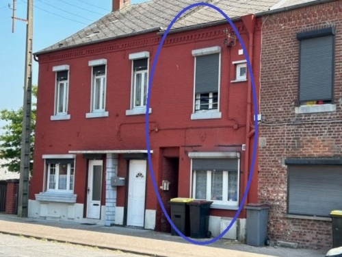 Maison Mitoyenne au rez-de chausse Salon Sjour, Cuisine .
A l'Etage : Salle de bains avec wc, une Chambre.
Au deuxime Etage : une Chambre

Terrain et un Garage

LOUEE 480 Euros  + 20 Euros Charges.